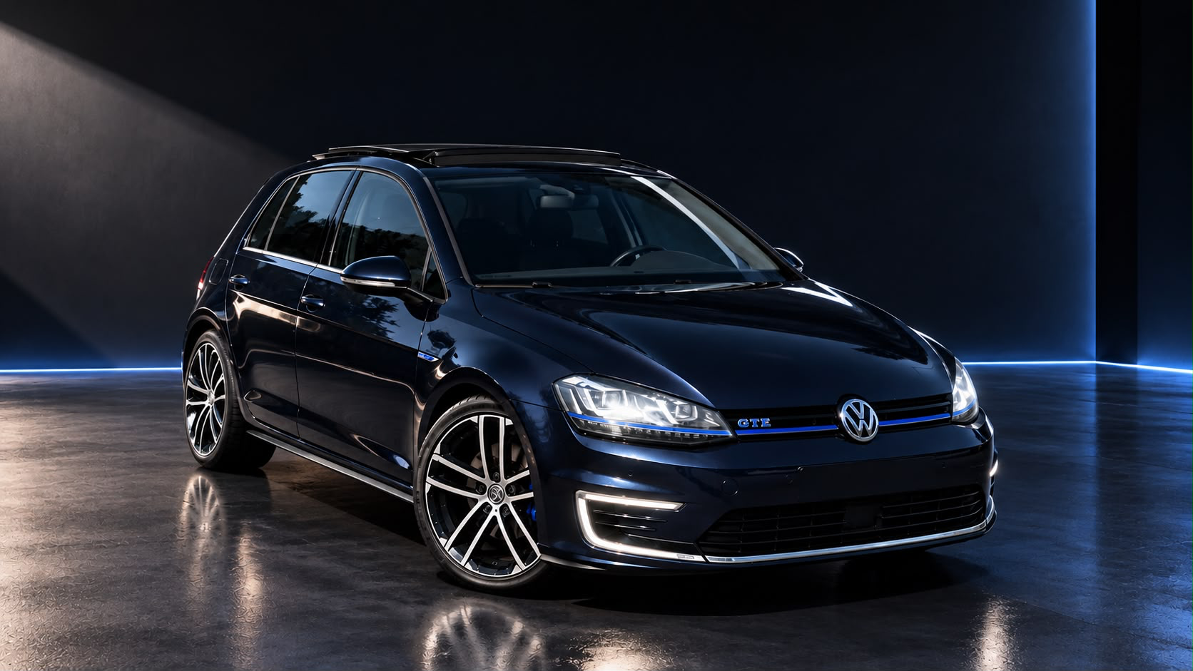Volkswagen Golf GTE bleu nuit de Mathis Roussel, éclairée par des néons bleus